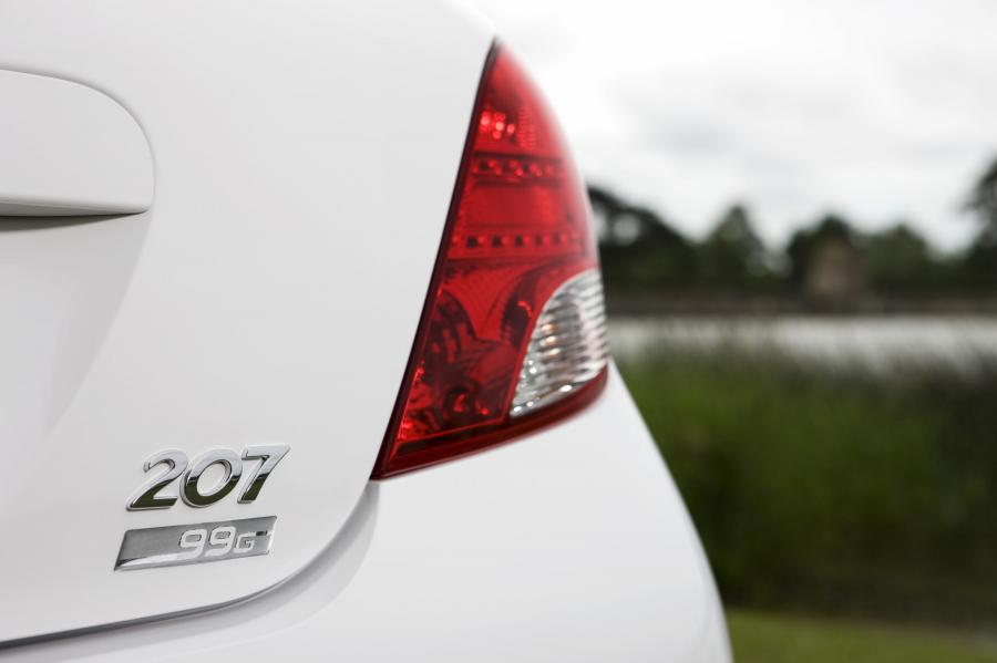  Peugeot 207 5-Door 2010 года  (фото 5 из 32)